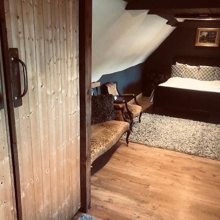 Goff's Oak Tudor House - Double Room - Shared Bathroom المظهر الخارجي الصورة