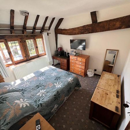 Goff's Oak Tudor House - Double Room - Shared Bathroom المظهر الخارجي الصورة