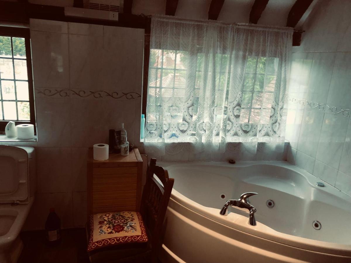 Goff's Oak Tudor House - Double Room - Shared Bathroom المظهر الخارجي الصورة