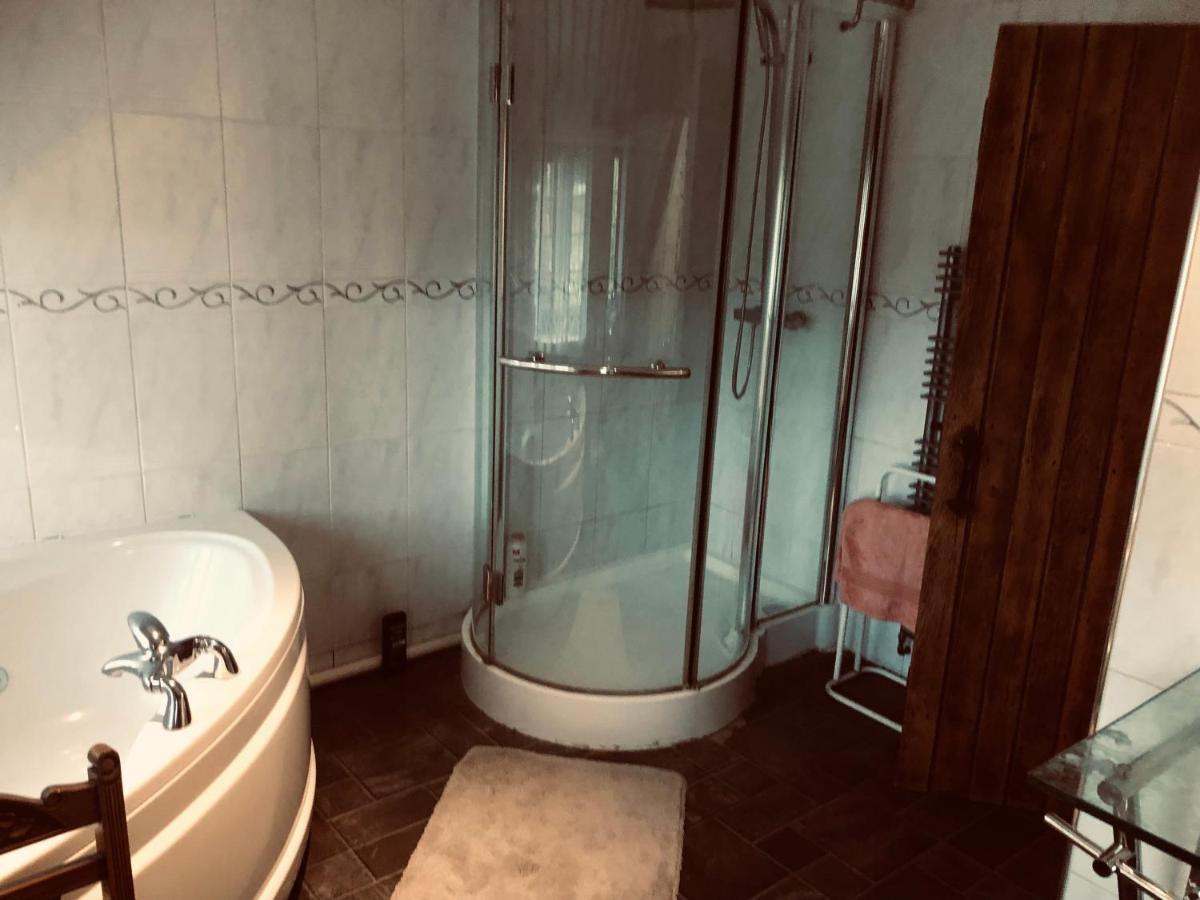 Goff's Oak Tudor House - Double Room - Shared Bathroom المظهر الخارجي الصورة