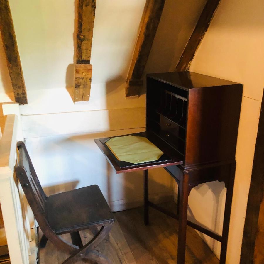 Goff's Oak Tudor House - Double Room - Shared Bathroom المظهر الخارجي الصورة