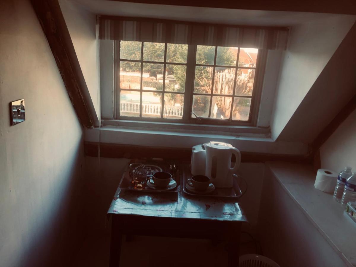 Goff's Oak Tudor House - Double Room - Shared Bathroom المظهر الخارجي الصورة
