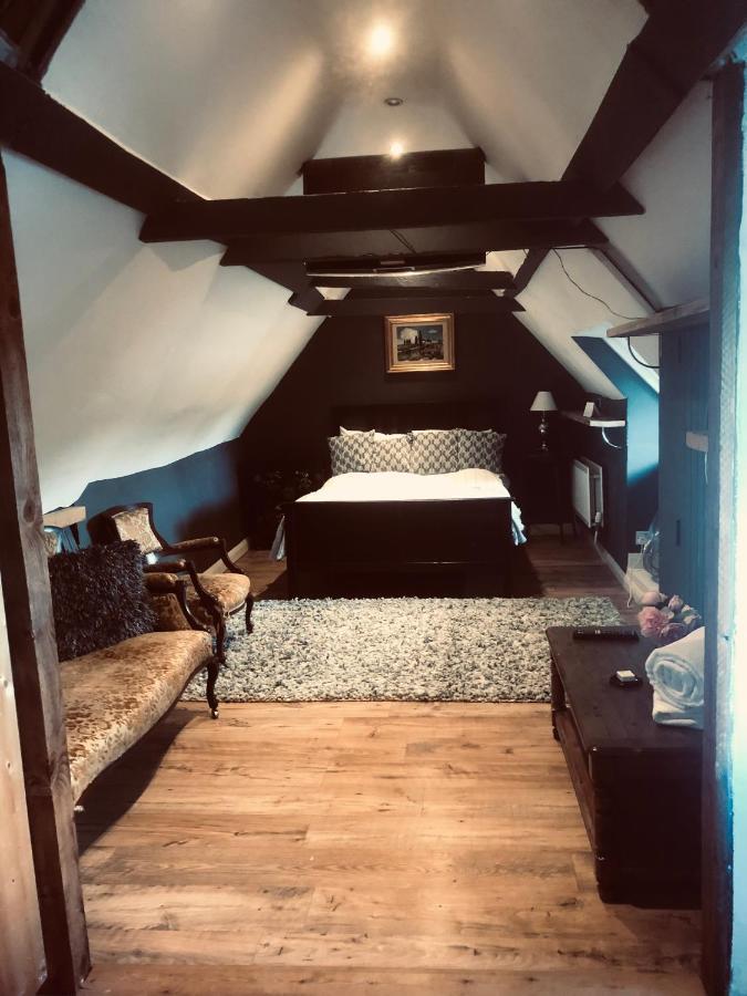 Goff's Oak Tudor House - Double Room - Shared Bathroom المظهر الخارجي الصورة