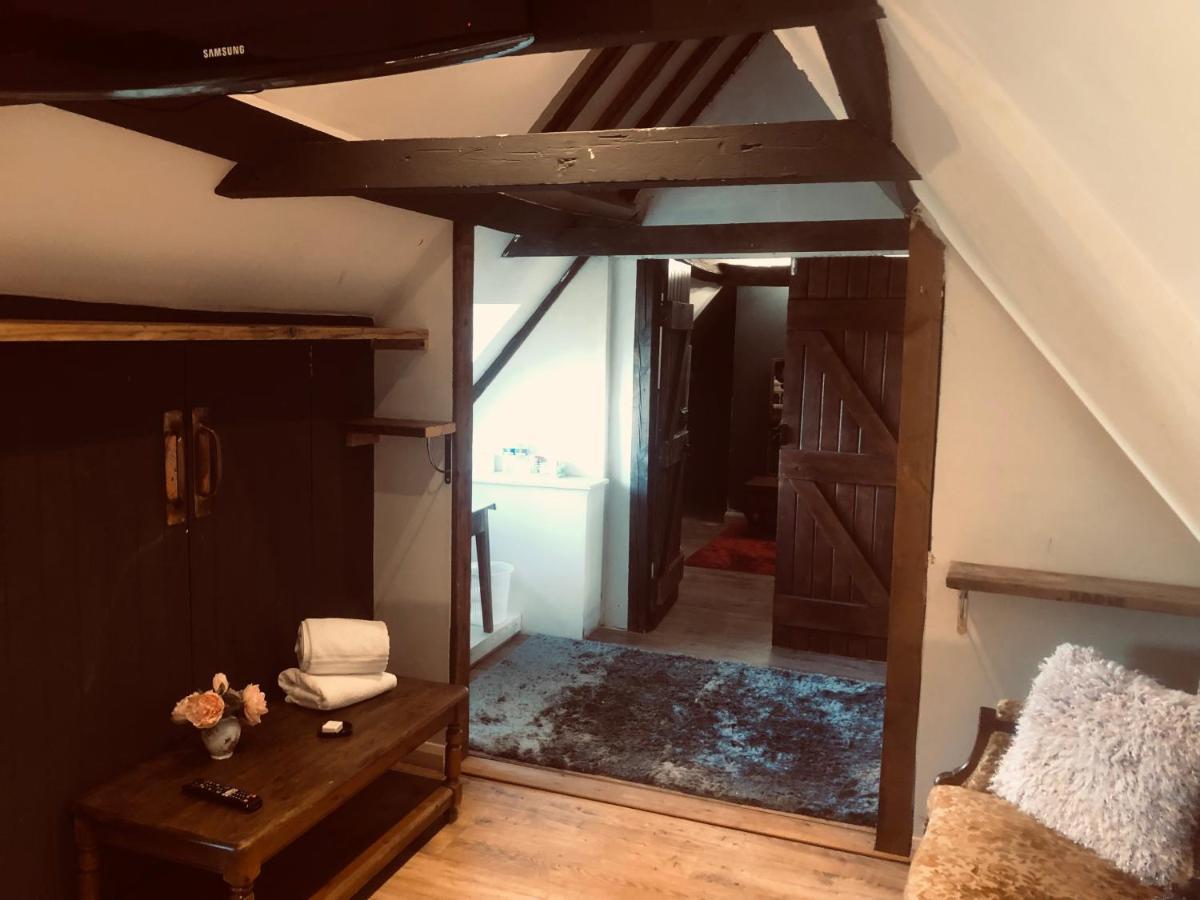 Goff's Oak Tudor House - Double Room - Shared Bathroom المظهر الخارجي الصورة
