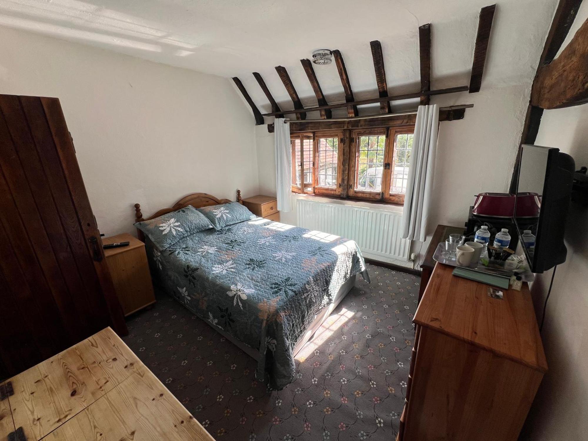 Goff's Oak Tudor House - Double Room - Shared Bathroom المظهر الخارجي الصورة