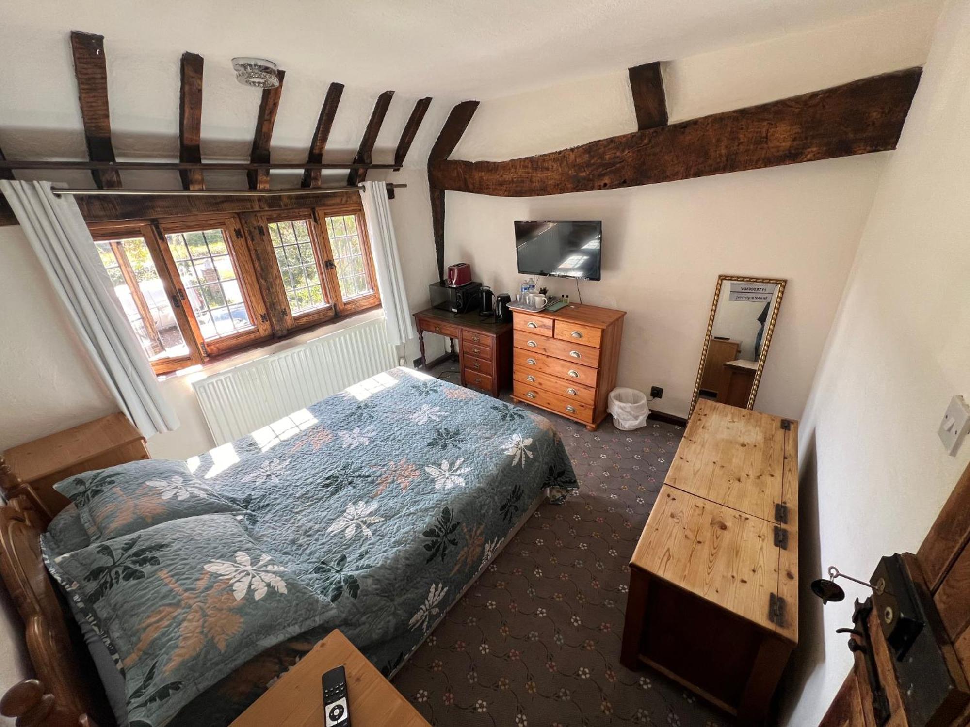 Goff's Oak Tudor House - Double Room - Shared Bathroom المظهر الخارجي الصورة