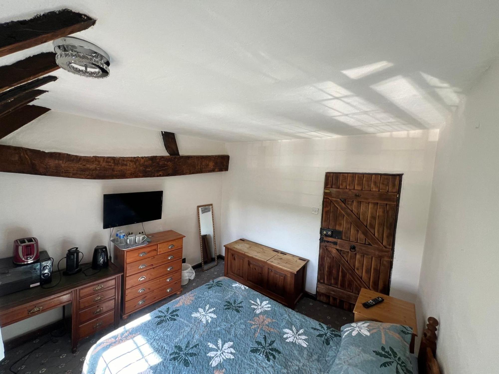 Goff's Oak Tudor House - Double Room - Shared Bathroom المظهر الخارجي الصورة