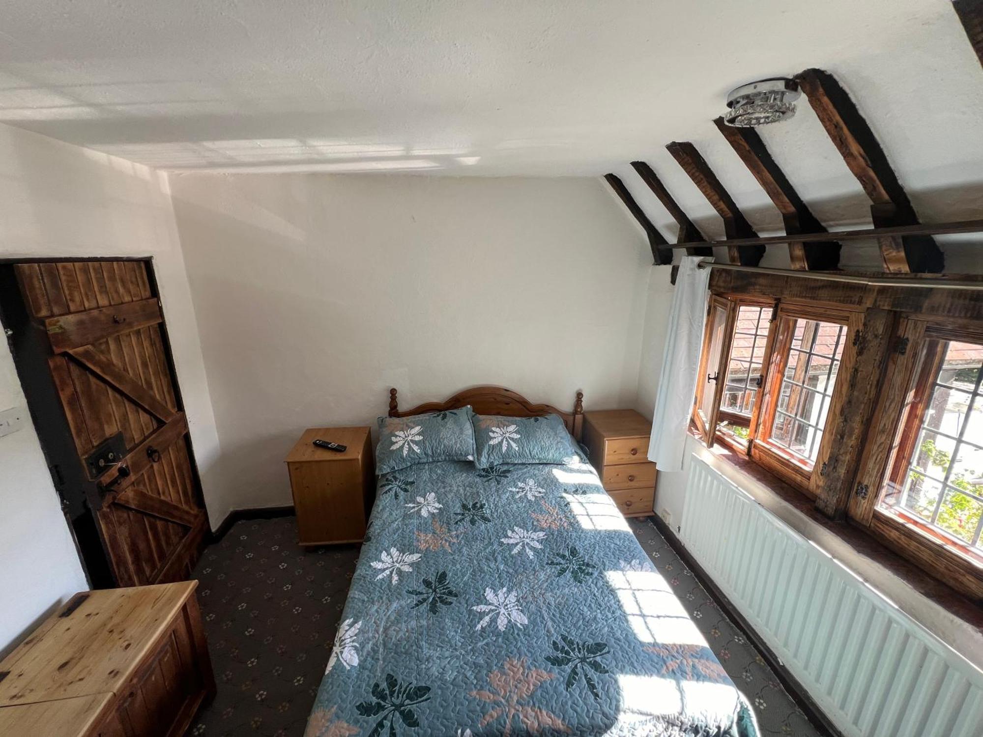 Goff's Oak Tudor House - Double Room - Shared Bathroom المظهر الخارجي الصورة